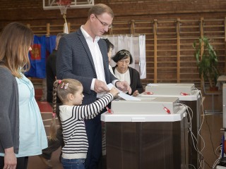 Александр ПЕРМИНОВ проголосовал в родной школе в Сосновом Бору